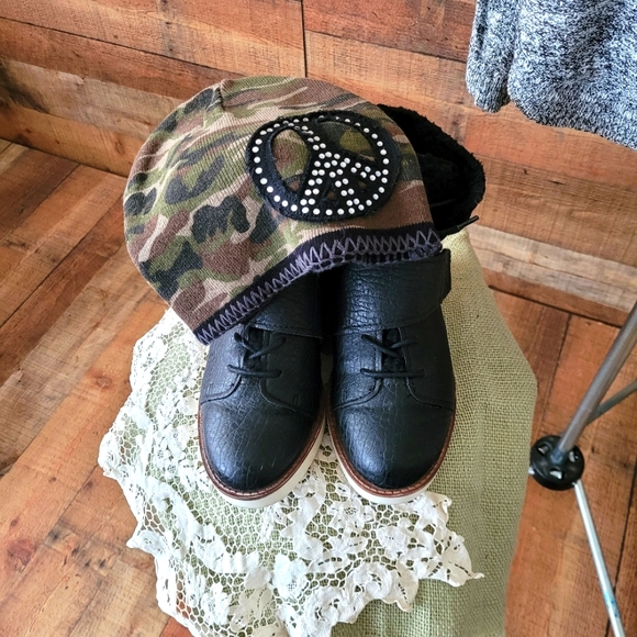 Vera wang Winter boots...size8.5 faux black leather - Picture 4 of 7